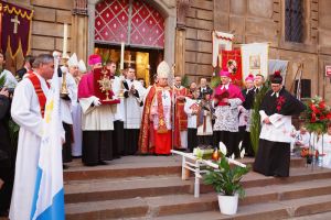 Pobožnost před kostelem sv. Františka (Křižovnické nám.)