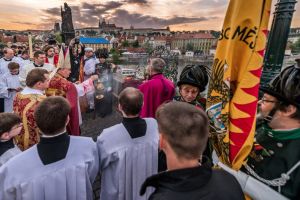 Regata benátských lodí Vela al Terzo, plavba otužilců, seskok parašutistů (Karlův most)